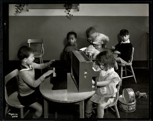 Kinder spielen im Spielzimmer der New York Association for the Blind, 111 East 59th Street, New York, 1935